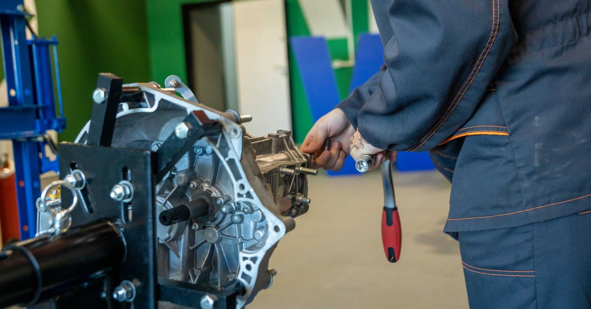 locksmith service technician — ApexLink Garage Masters